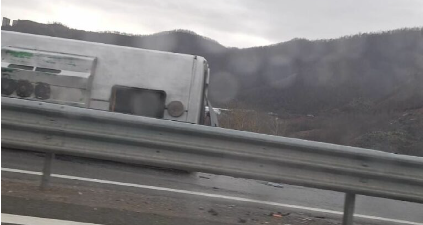 Aksident te Rruga e Kombit  Përmbyset një ambulancë  raportohet edhe për disa makina të përplasura