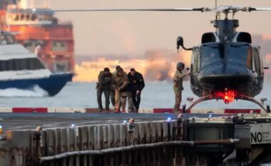 Me pranga në duar dhe nën masa të rrepta sigurie, Maduro transferohet nga qelia me helikopter drejt New York-ut