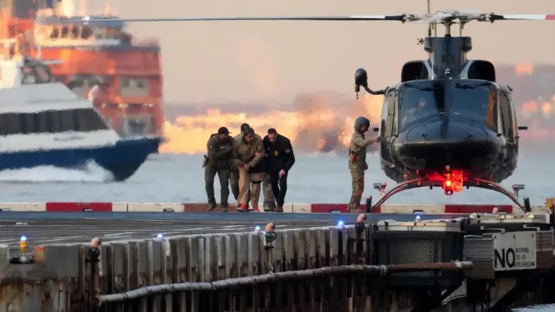 Me pranga në duar dhe nën masa të rrepta sigurie, Maduro transferohet nga qelia me helikopter drejt New York-ut