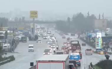 Përmbytet autostrada Tiranë–Durrës, qytetarët të bllokuar për orë të tëra në trafik