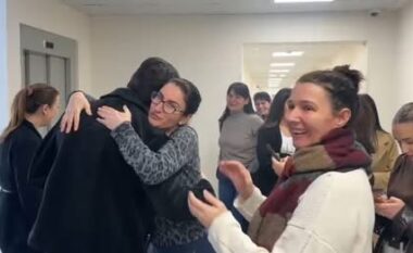 U shkarkua pse mbështeti punonjësit e Kadastrës Vlorë për peticionin, ish-nëndrejtori përcillet me brohoritje, lot dhe përqafime nga vartësit (VIDEO+FOTO)