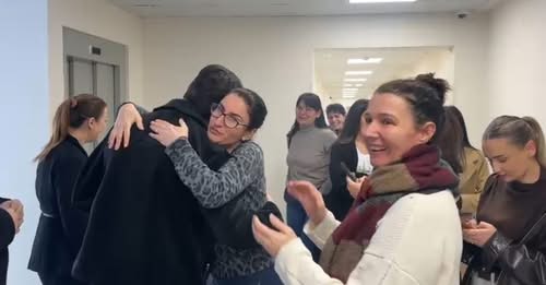 U shkarkua pse mbështeti punonjësit e Kadastrës Vlorë për peticionin, ish-nëndrejtori përcillet me brohoritje, lot dhe përqafime nga vartësit (VIDEO+FOTO)