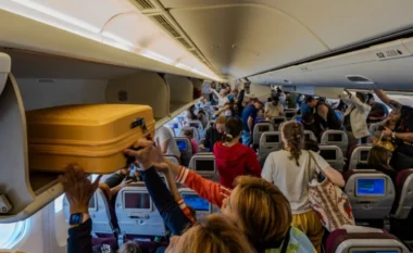 Parlamenti Europian kundër ndryshimeve të reja në transportin ajror: Bagazhi i dorës falas dhe kompensimi për vonesat mbeten të panegociueshme