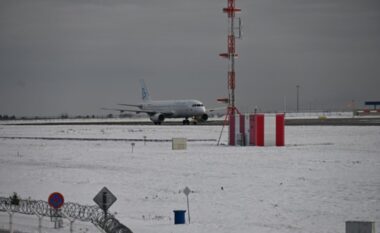 Temperaturat e ulëta paralizojnë aeroportet në Vjenë dhe Pragë, anulime dhe vonesa fluturimesh