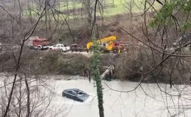 Aksident i rëndë në Klos/ Makina bie në përrua, një 30-vjeçari raportohet i humbur, dyshohet për disa persona të plagosur