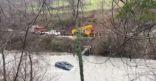 Aksident i rëndë në Klos/ Makina bie në përrua, një 30-vjeçari raportohet i humbur, dyshohet për disa persona të plagosur