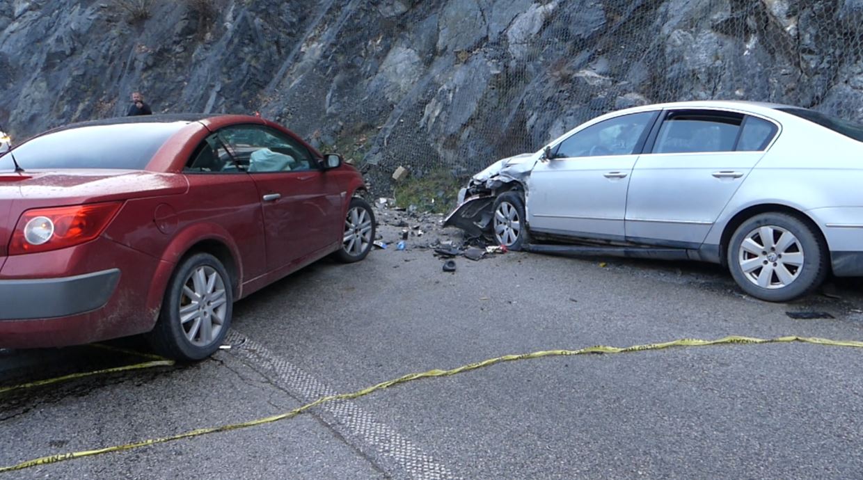Aksident në Peqin-Rrogozhinë/ Makinat përplasen “kokë më kokë”, plagosen rëndë 3 persona