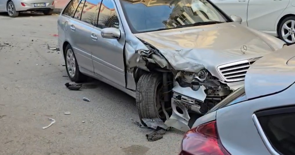 Aksident zinxhir në Vlorë  pesë makina përplasen njëra pas tjetrës