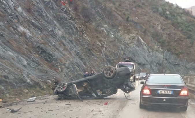 Aksident i rëndë në aksin Librazhd-Elbasan/ Përmbyset automjeti, raportohet për dy të plagosur