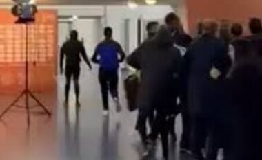 Lojtarët e Algjerisë nuk pranojnë eliminimin nga Kupa e Afrikës dhe përplasen me arbitrin