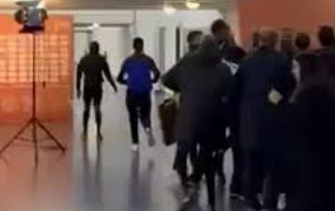 Lojtarët e Algjerisë nuk pranojnë eliminimin nga Kupa e Afrikës dhe përplasen me arbitrin