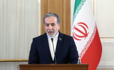 Ministri i Jashtëm iranian paralajmëron: Ushtria jonë është “me gishtin te këmbëza”