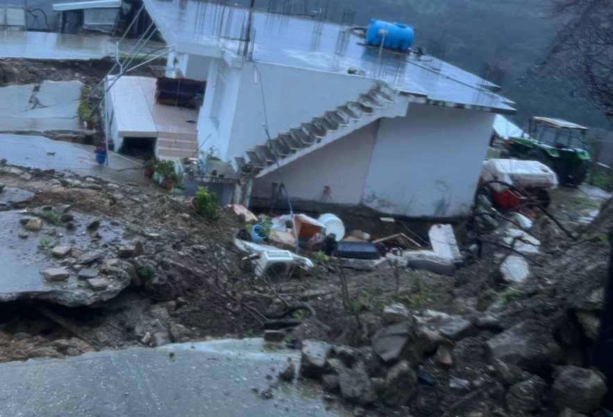 Rrëshqitje e dherave dëmton rrugën dhe dy banesa në Vlorë