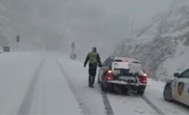 Reshjet e dëborës në vendin tonë/ Qindra automjete mbeten të bllokuara në Rrugën e Arbrit