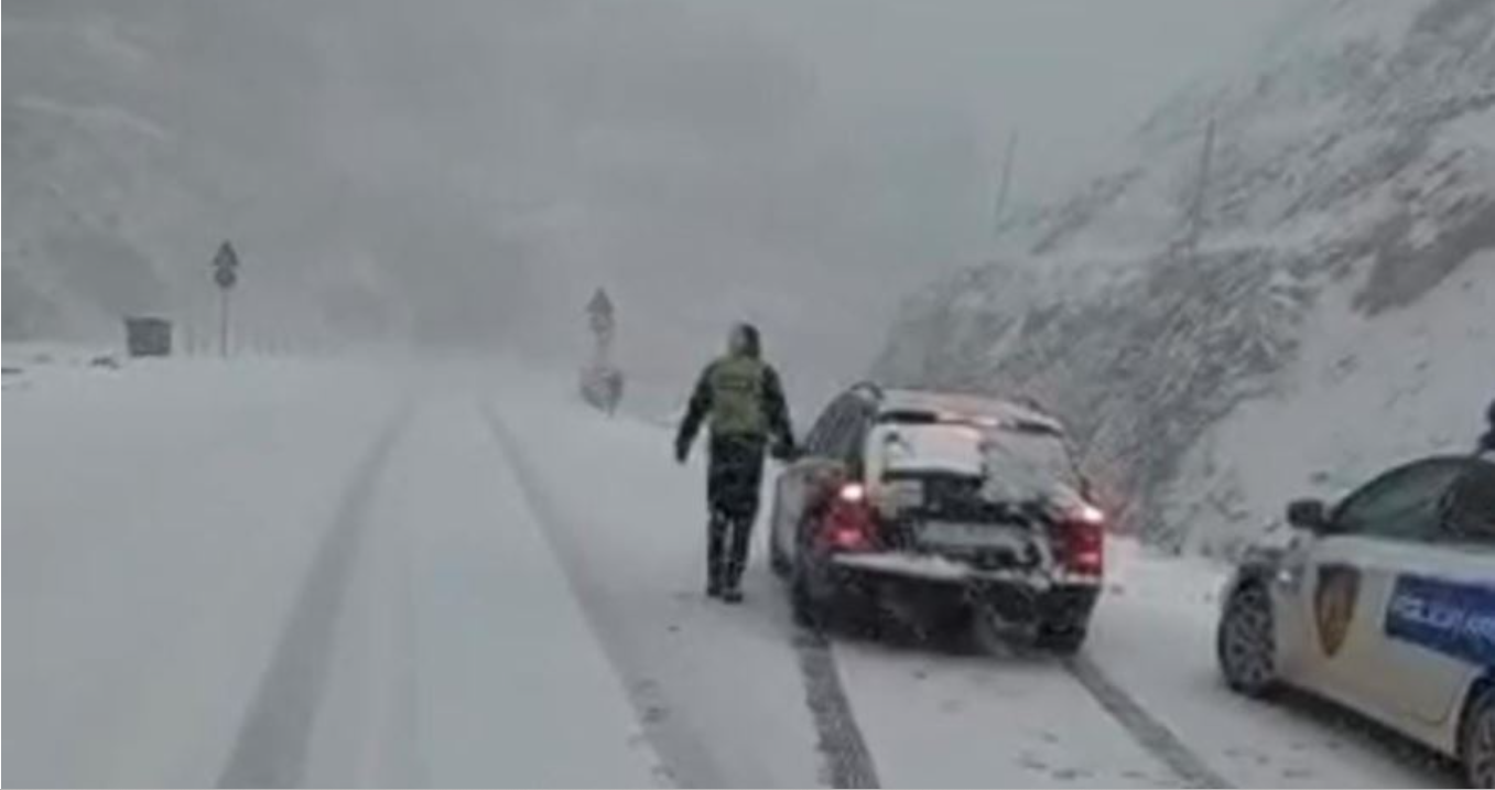 Reshjet e dëborës në vendin tonë/ Qindra automjete mbeten të bllokuara në Rrugën e Arbrit