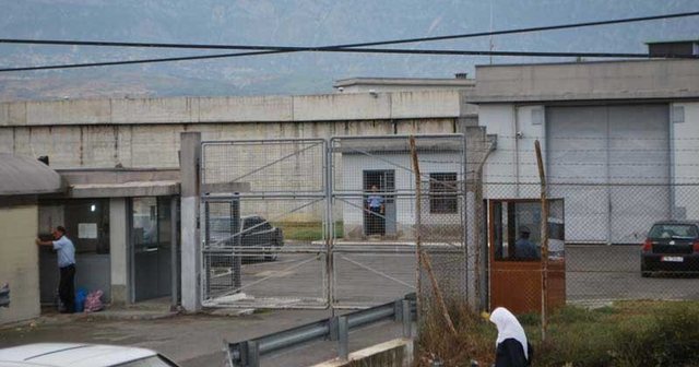 U transferuan nga Durrësi pas arratisjes së Altin Ndocit, kush janë disa nga të burgosurit me rrezikshmëri të lartë që u dërguan në qelitë e Peqinit (EMRAT)