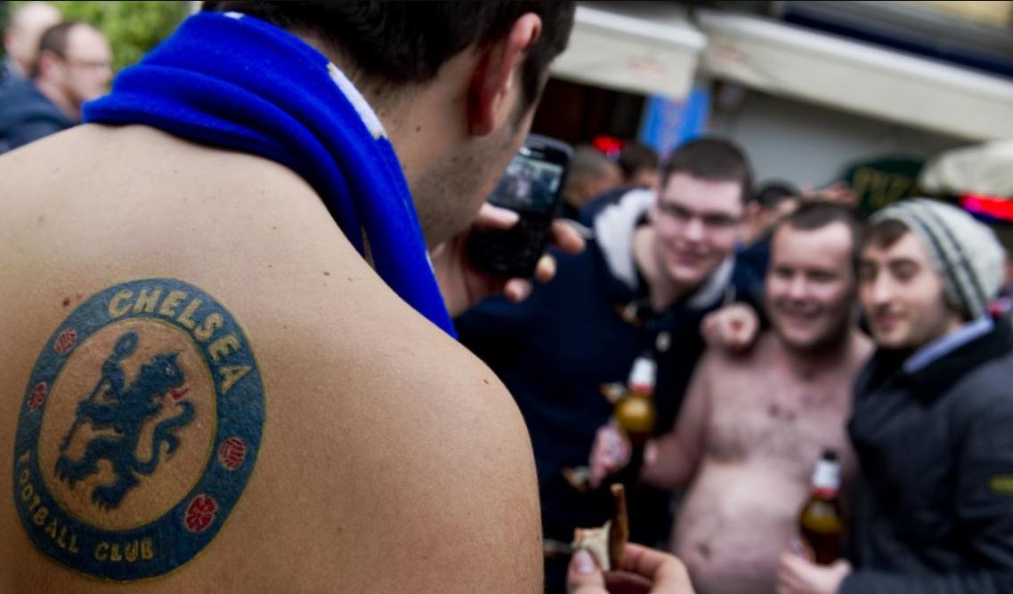 Qyteti i Napolit shquhet për incidente, tifozi i Çelsit plagoset para ndeshjes së Championsit