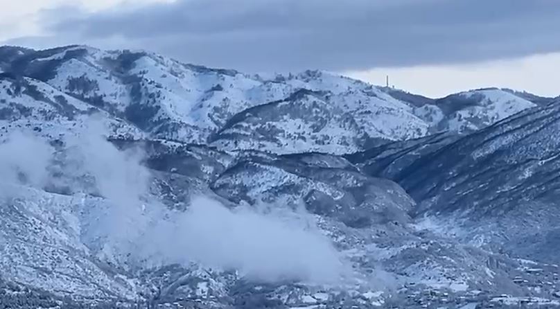 Reshjet e dendura të dëborës/ Fshatra të izoluara dhe mungesë të energjisë elektrike, probleme në disa zona në Dibër