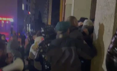 Agravon situata në Durrës, protestuesit dhe dy deputetët e PD tentojnë të futen me forcë në Bashki