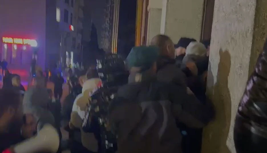 Agravon situata në Durrës, protestuesit dhe dy deputetët e PD tentojnë të futen me forcë në Bashki