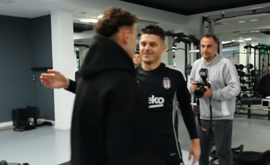 VIDEO/ Prezantimi me skuadrën dhe stërvitja e parë e Asllanit te Beshiktashi, Rashica bën përkthyesin