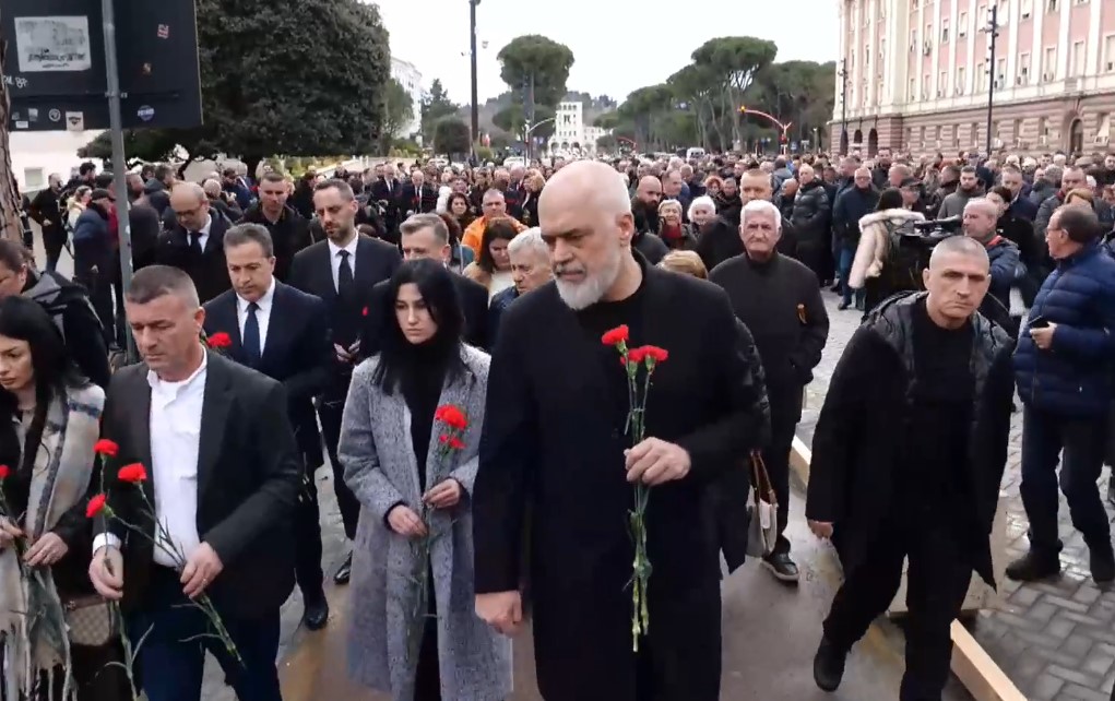 Hetimet për 21 janarin  Kryeministri Rama me familjarët e 4 viktimave  Dosja në tryezën e SPAK  shumë gjurmë janë humbur 