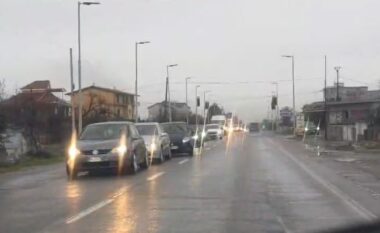 Rikthehen radhët e gjata në rrugën Elbasan-Librazhd, moti i keq vështirëson lëvizjen e mjeteve