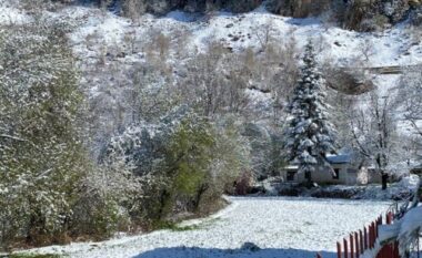 Temperaturat deri në -8 gradë celcius/ Si paraqitet situata në qarkun Elbasan pas reshjeve të dëborës