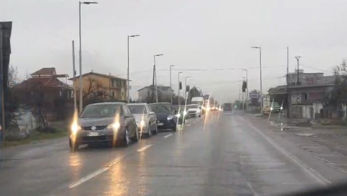 Rikthehen radhët e gjata në rrugën Elbasan-Librazhd, moti i keq vështirëson lëvizjen e mjeteve