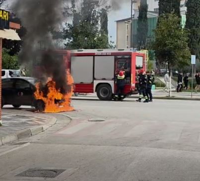 Makina shpërthen në flakë në mes të qytetit të Fierit