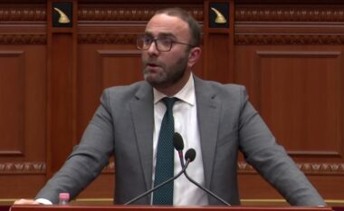 Bardhi kundër ndryshimeve në Kodin Penal: Balluku që abuzoi me 50 mln euro, me votën e saj do fusë në burg qytetarët që parkojnë dysh