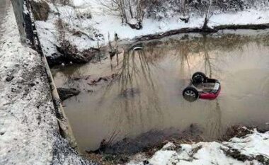 VIDEO/ Aksidenti i rëndë në Klos, dyshohet se drejtuesin mjetit e ka marrë rrjedha e ujit (EMRI)