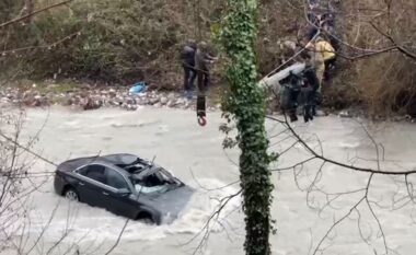 Aksidenti i rëndë në Klos/ Arrestohet drejtuesi i mjetit që ra në përrua, nuk i dha ndihmë pasagjerit, vijojnë kërkimet për gjetjen e trupit