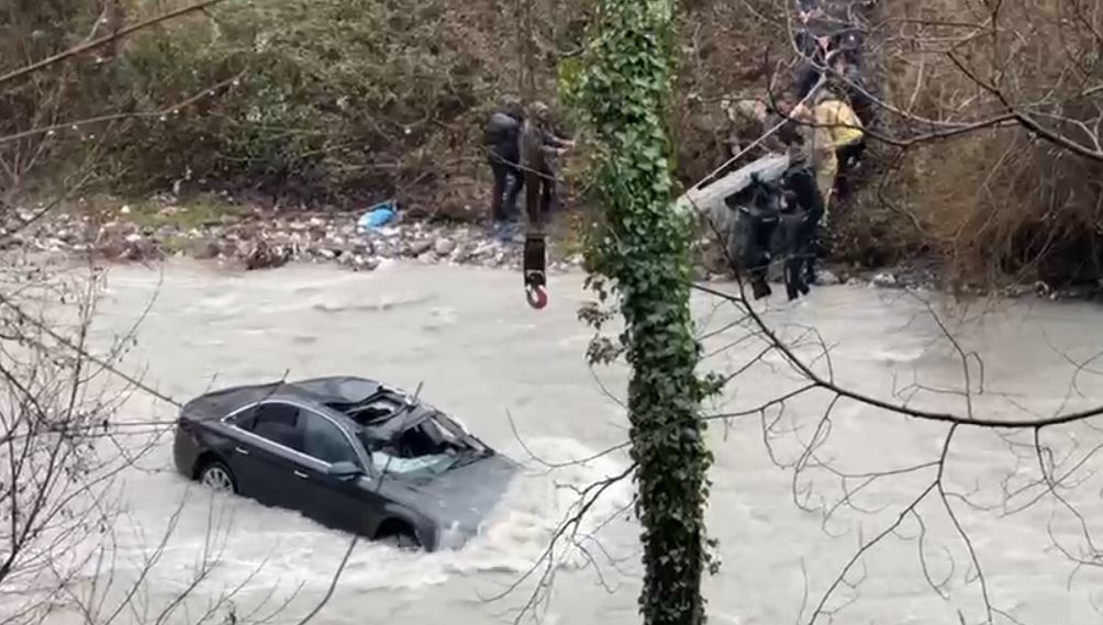 Aksidenti i rëndë në Klos/ Arrestohet drejtuesi i mjetit që ra në përrua, nuk i dha ndihmë pasagjerit, vijojnë kërkimet për gjetjen e trupit