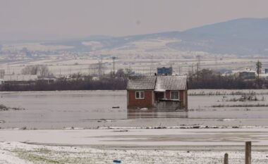 Moti i keq paralizon edhe Kosovën, uji vërshon nëpër rrugë e qytete, dëme dhe bllokim aksesh