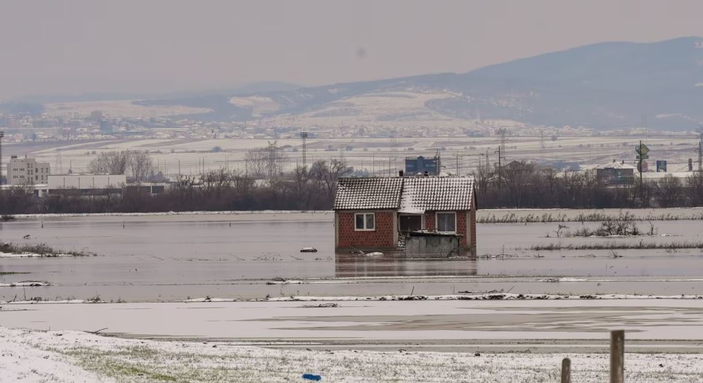 Moti i keq paralizon edhe Kosovën  uji vërshon nëpër rrugë e qytete  dëme dhe bllokim aksesh