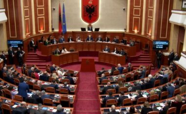 Dekriminalizimi i shpifjes dhe ashpërsim i masave për parkimin dysh/ Miratohen ndryshimet në Kodin Penal, projektligjet e tjera që morën dritën jeshile në Kuvend