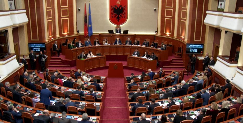 Dekriminalizimi i shpifjes dhe ashpërsim i masave për parkimin dysh/ Miratohen ndryshimet në Kodin Penal, projektligjet e tjera që morën dritën jeshile në Kuvend