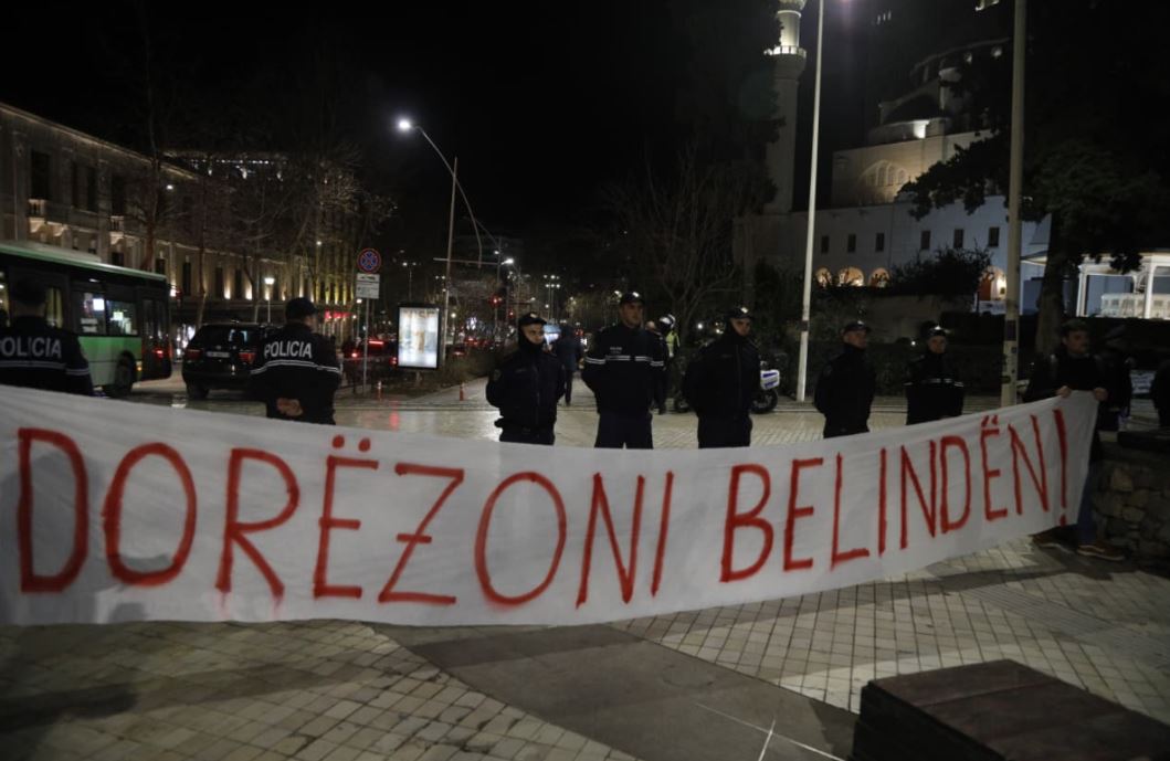 Lëvizja Bashkë protestë para Parlamentit  thirrje maxhorancës socialiste  Dorëzoni Belindën 