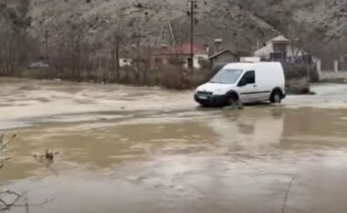 Reshjet e dendura të shiut/ Në Fier 27 banesa nën pushtetin e ujit, Vjosa arrin pikën kritike