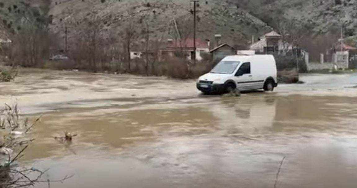 Reshjet e dendura të shiut/ Në Fier 27 banesa nën pushtetin e ujit, Vjosa arrin pikën kritike