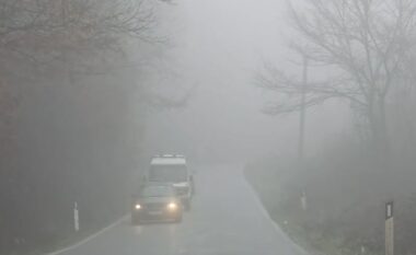 Rrugët e Qarkut Dibër të mbuluara nga mjegulla, vështirësi në qarkullimin e automjeteve