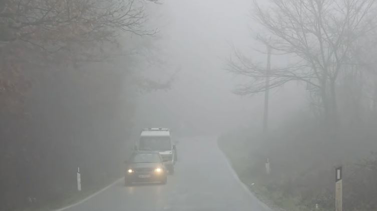 Rrugët e Qarkut Dibër të mbuluara nga mjegulla, vështirësi në qarkullimin e automjeteve