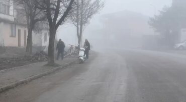 Mjegulla e dendur në aksin Korçë-Pogradec, autoritetet apelojnë kujdes në qarkullim (VIDEO)