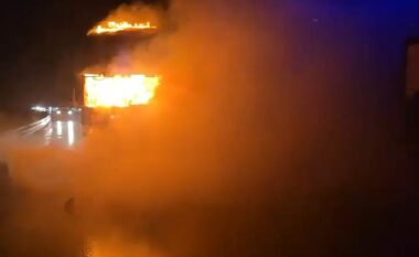 Përfshihet nga flakët traileri me karburant në Rrugën e Kombit