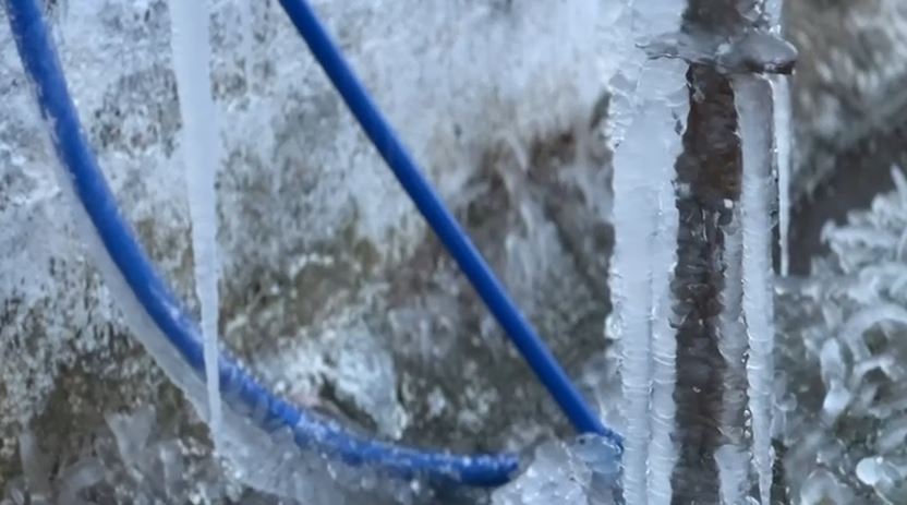 Temperatura ekstreme  akull dhe ngrica  Bllokohen disa fshatra në Dibër  probleme edhe me furnizimin me ujë të pijshëm