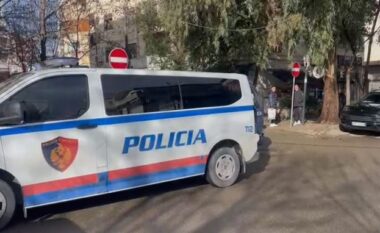 Babai plagosi vajzën e tij dhe kalimtarin që ndërhyri ta parandalonte, policia zbardh ngjarjen në Durrës (EMRAT)