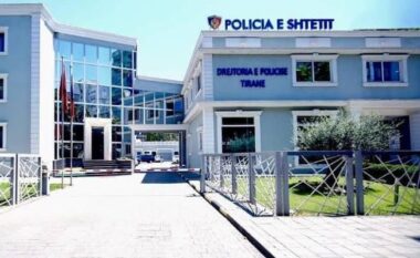 E rëndë në Tiranë/ Dy vajza dhunojnë efektiven e policisë brenda komisariatit