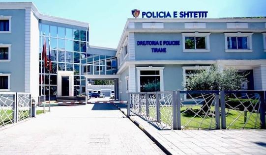E rëndë në Tiranë/ Dy vajza dhunojnë efektiven e policisë brenda komisariatit