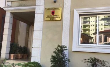 Mashtronte qytetarët duke u premtuar zgjidhje të shpejtë të çështjeve ligjore, dërgohet për gjykim “avokatja” në Fier